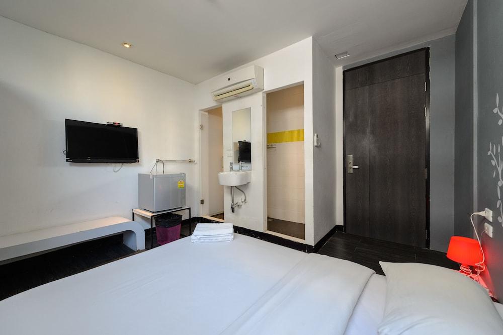 Cheqinn Hostel - Sukhumvit 4 Nana Plaza Bangkok Extérieur photo