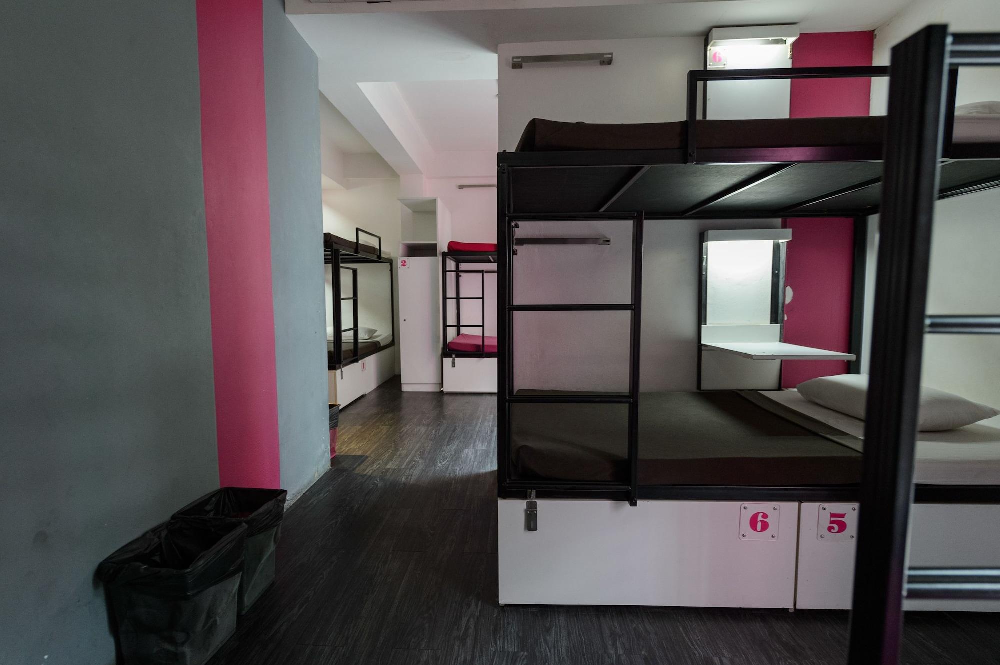 Cheqinn Hostel - Sukhumvit 4 Nana Plaza Bangkok Extérieur photo